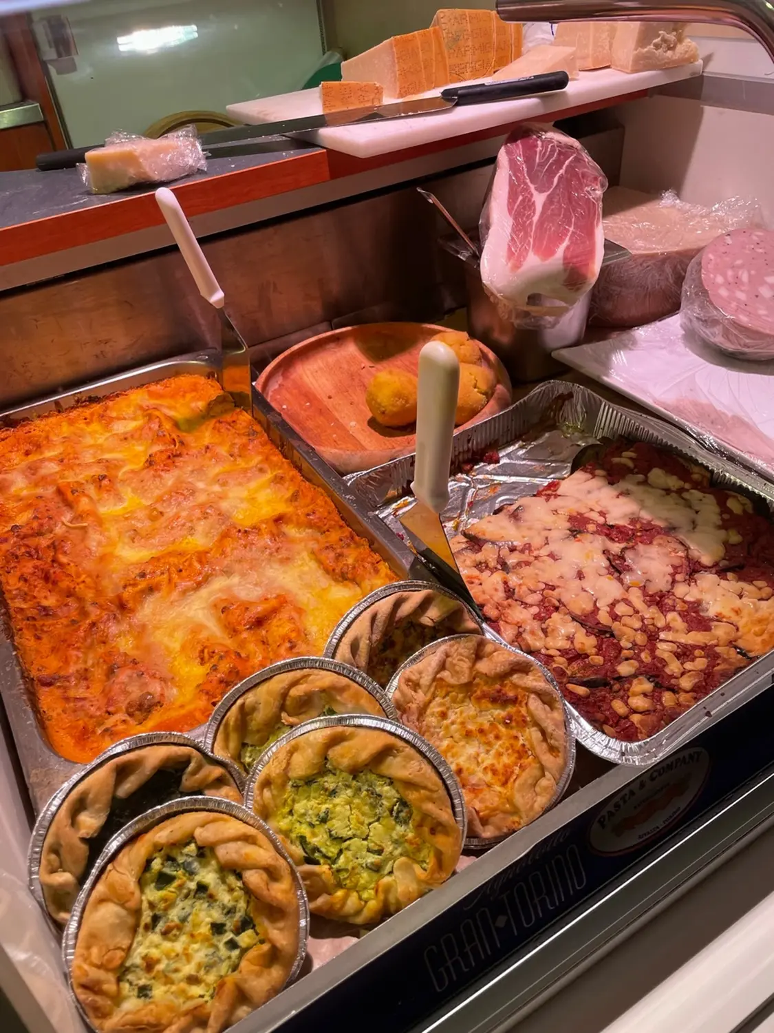 Catering-Lebensmittel im Folienbehälter von Tirana